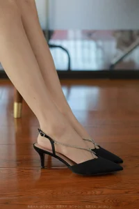 Classic Fashion: IESS Xiaobao in Black Pleated Skirt Collection - image 13