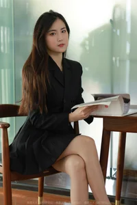Classic Fashion: IESS Xiaobao in Black Pleated Skirt Collection - image 7