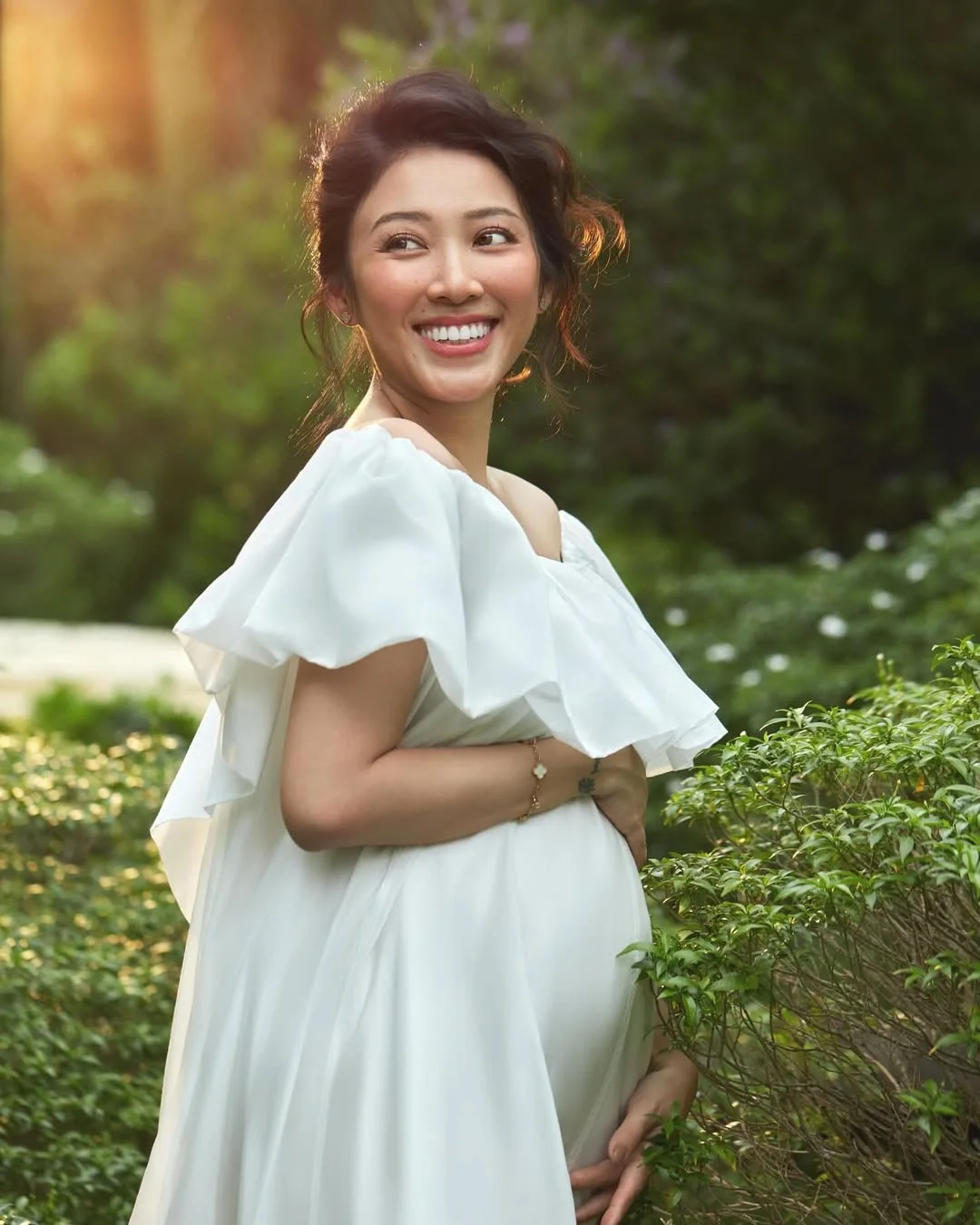 MC Yumi Duong Radiates Elegance with Stunning Maternity Photoshoot and Pregnancy Style