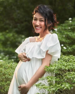MC Yumi Duong Radiates Elegance with Stunning Maternity Photoshoot and Pregnancy Style - image 4