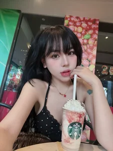 Bao Khuyen Susan Redefines Jet-Set Style: A Deep Dive Into Her Stunning Airport Fashion and Travel Trends - image 7