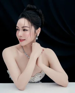 Comparing the Stunning Styles of Nhat Kim Anh and Bella Mai: A Fashion Face-Off - image 2