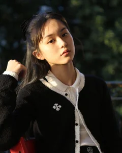 Natural Beauty Triumphs: The Stunning Evolution of the 'Little Beauty' Netizens Adore - image 3