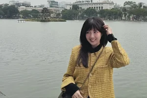 Kieu Trinh Xiu embraces Hanoi winter with her sweet doll-like beauty - image 2