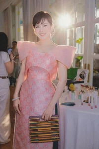 Kieu Trinh Xiu embraces Hanoi winter with her sweet doll-like beauty - image 5