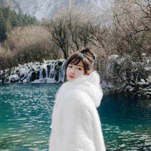 Kieu Trinh Xiu embraces Hanoi winter with her sweet doll-like beauty - image 6