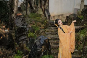 Ethereal Hanfu Beauty: Zhou Feng Qin in YiTuYu Art Language Vol.8913 - image 0