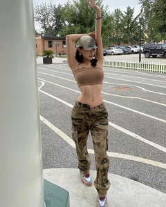 Chinese Fashion Icon Showcases the Ultimate Ant Waist Trend in Chic Crop Top Styles - image 8