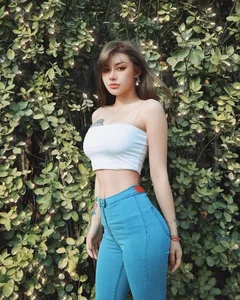 Chinese Fashion Icon Showcases the Ultimate Ant Waist Trend in Chic Crop Top Styles - image 1