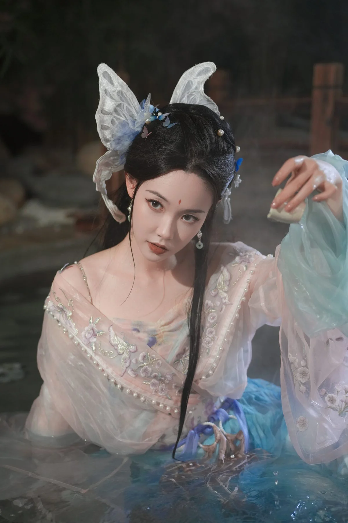 Vi Ge Vivian Featured in YiTuYu Art Language Vol.4768 - Elegant Visual Art Gallery