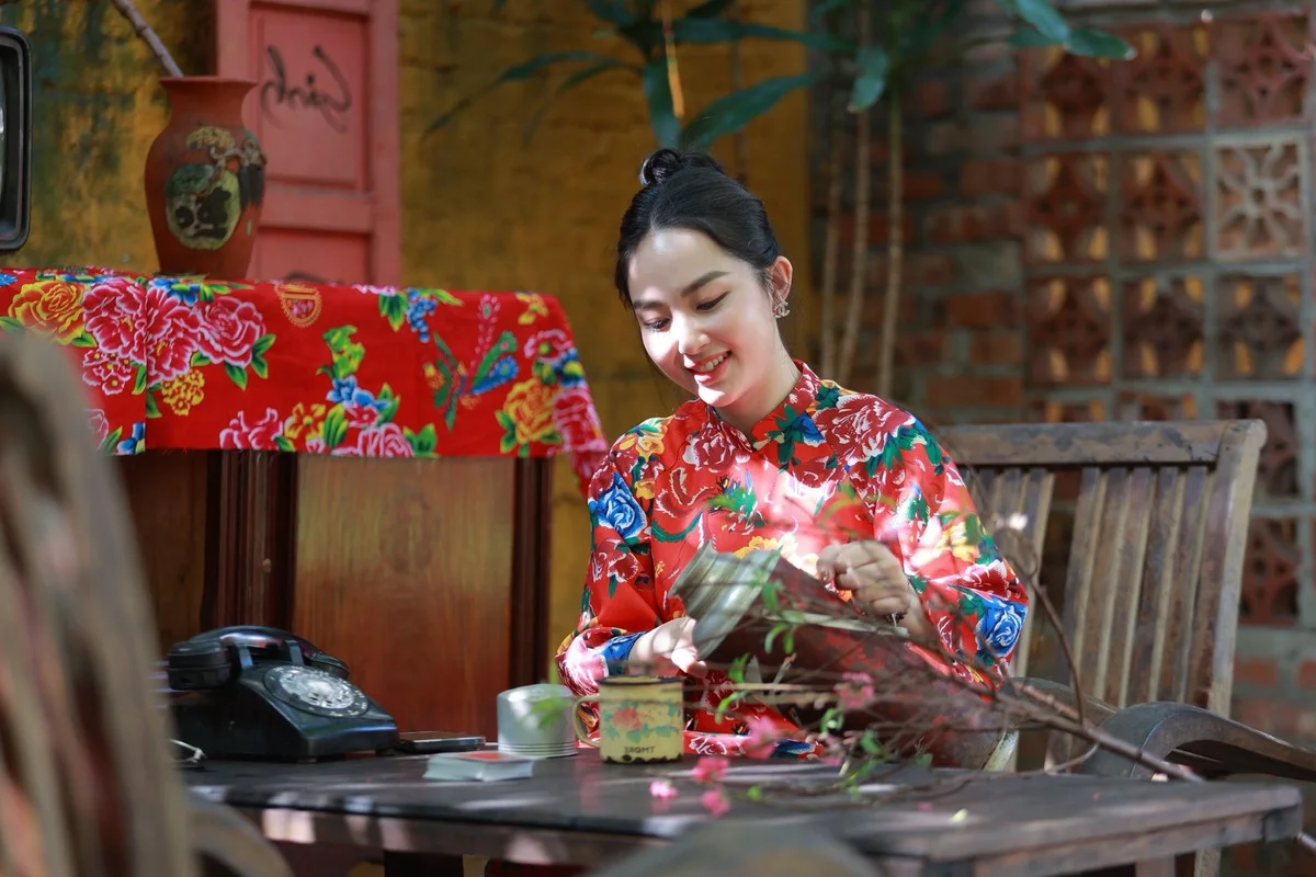 Elegant Peacock Pattern Ao Dai: MC Nghe An's Stunning Lunar New Year Photoshoot