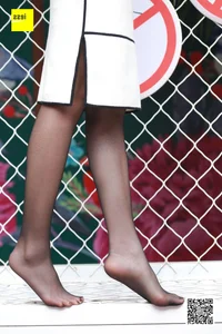 Model Qi Qi in Elegant Black Silk Stockings Collection - image 0