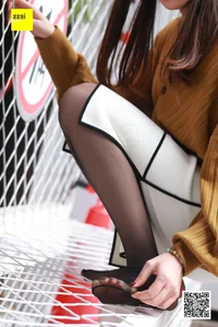 Model Qi Qi in Elegant Black Silk Stockings Collection - image 12