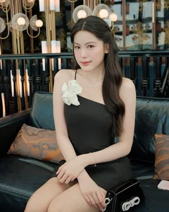 Tang My Han Flaunts Radiant Beauty and Long Legs in Bold Fashion Statement - image 4