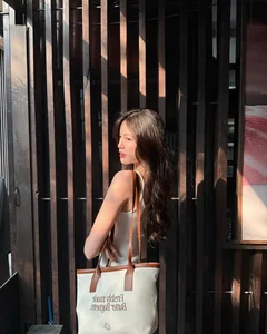 Tang My Han Flaunts Radiant Beauty and Long Legs in Bold Fashion Statement - image 0