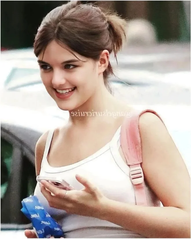 Suri Cruise at 17: Tom Cruise’s Daughter Stuns with Radiant Smile and Effortless Street Style in New York City