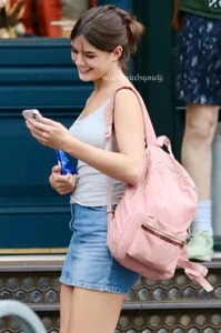 Suri Cruise at 17: Tom Cruise’s Daughter Stuns with Radiant Smile and Effortless Street Style in New York City - image 4