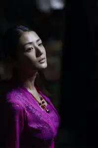 Moemi Katayama: Elegant in Purple Amidst a Traditional Market - Bamboo e-Book Hanabira - image 14