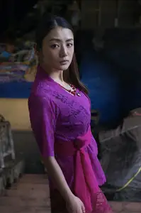 Moemi Katayama: Elegant in Purple Amidst a Traditional Market - Bamboo e-Book Hanabira - image 1
