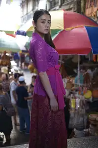 Moemi Katayama: Elegant in Purple Amidst a Traditional Market - Bamboo e-Book Hanabira - image 6