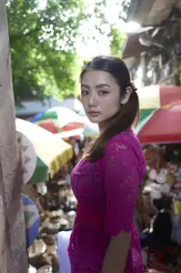 Moemi Katayama: Elegant in Purple Amidst a Traditional Market - Bamboo e-Book Hanabira - image 2