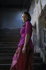 Moemi Katayama: Elegant in Purple Amidst a Traditional Market - Bamboo e-Book Hanabira - image 9
