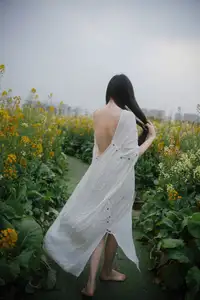YiTuYu Vol.8614 Yi Yi: Enchanting Beauty Amidst Blooming Flowers - A Dreamy Vision - image 25