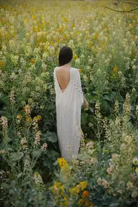 YiTuYu Vol.8614 Yi Yi: Enchanting Beauty Amidst Blooming Flowers - A Dreamy Vision - image 4