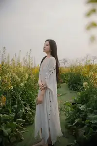 YiTuYu Vol.8614 Yi Yi: Enchanting Beauty Amidst Blooming Flowers - A Dreamy Vision - image 23