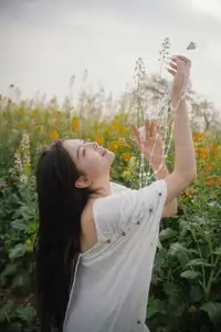 YiTuYu Vol.8614 Yi Yi: Enchanting Beauty Amidst Blooming Flowers - A Dreamy Vision - image 0