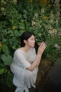 YiTuYu Vol.8614 Yi Yi: Enchanting Beauty Amidst Blooming Flowers - A Dreamy Vision - image 12
