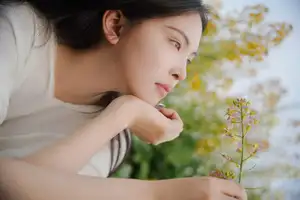 YiTuYu Vol.8614 Yi Yi: Enchanting Beauty Amidst Blooming Flowers - A Dreamy Vision - image 7