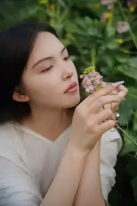 YiTuYu Vol.8614 Yi Yi: Enchanting Beauty Amidst Blooming Flowers - A Dreamy Vision - image 9