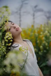 YiTuYu Vol.8614 Yi Yi: Enchanting Beauty Amidst Blooming Flowers - A Dreamy Vision - image 10