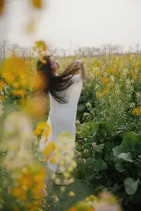 YiTuYu Vol.8614 Yi Yi: Enchanting Beauty Amidst Blooming Flowers - A Dreamy Vision - image 2