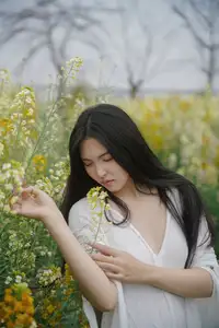 YiTuYu Vol.8614 Yi Yi: Enchanting Beauty Amidst Blooming Flowers - A Dreamy Vision - image 8