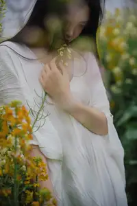 YiTuYu Vol.8614 Yi Yi: Enchanting Beauty Amidst Blooming Flowers - A Dreamy Vision - image 3