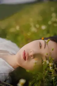 YiTuYu Vol.8614 Yi Yi: Enchanting Beauty Amidst Blooming Flowers - A Dreamy Vision - image 5