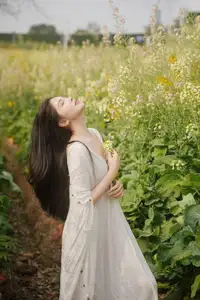 YiTuYu Vol.8614 Yi Yi: Enchanting Beauty Amidst Blooming Flowers - A Dreamy Vision - image 1