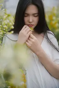 YiTuYu Vol.8614 Yi Yi: Enchanting Beauty Amidst Blooming Flowers - A Dreamy Vision - image 6