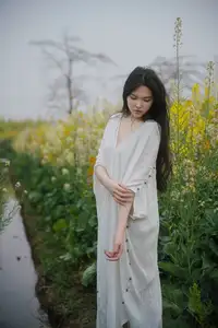 YiTuYu Vol.8614 Yi Yi: Enchanting Beauty Amidst Blooming Flowers - A Dreamy Vision - image 18