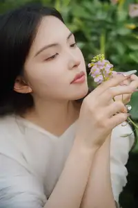 YiTuYu Vol.8614 Yi Yi: Enchanting Beauty Amidst Blooming Flowers - A Dreamy Vision - image 22