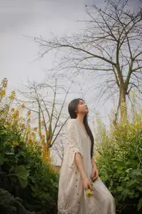 YiTuYu Vol.8614 Yi Yi: Enchanting Beauty Amidst Blooming Flowers - A Dreamy Vision - image 26