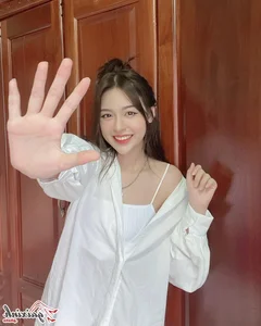 Viral Sensation Tran Thanh Tam Showcases Incredible Long Legs - image 27