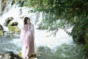 YiTuYu Art Language Vol.10214 Jie Jie: A Stunning 23-Photo Collection of Artistic Portrait Photography - image 8