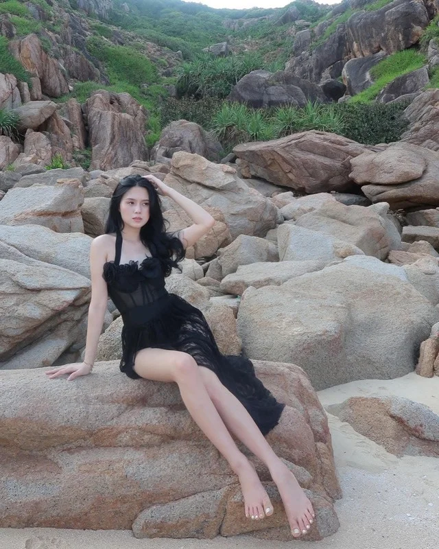 Stunning Beachside Glamour: Exploring the Elegant Summer Style of a Celebrity Wife on Vacation