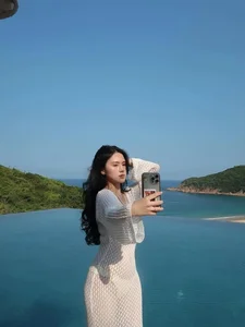 Stunning Beachside Glamour: Exploring the Elegant Summer Style of a Celebrity Wife on Vacation - image 4