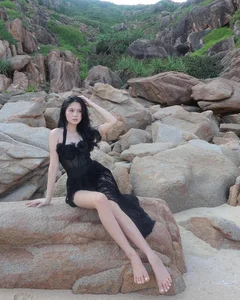 Stunning Beachside Glamour: Exploring the Elegant Summer Style of a Celebrity Wife on Vacation - image 0
