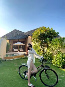 Stunning Beachside Glamour: Exploring the Elegant Summer Style of a Celebrity Wife on Vacation - image 7