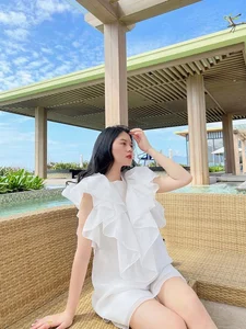 Stunning Beachside Glamour: Exploring the Elegant Summer Style of a Celebrity Wife on Vacation - image 3